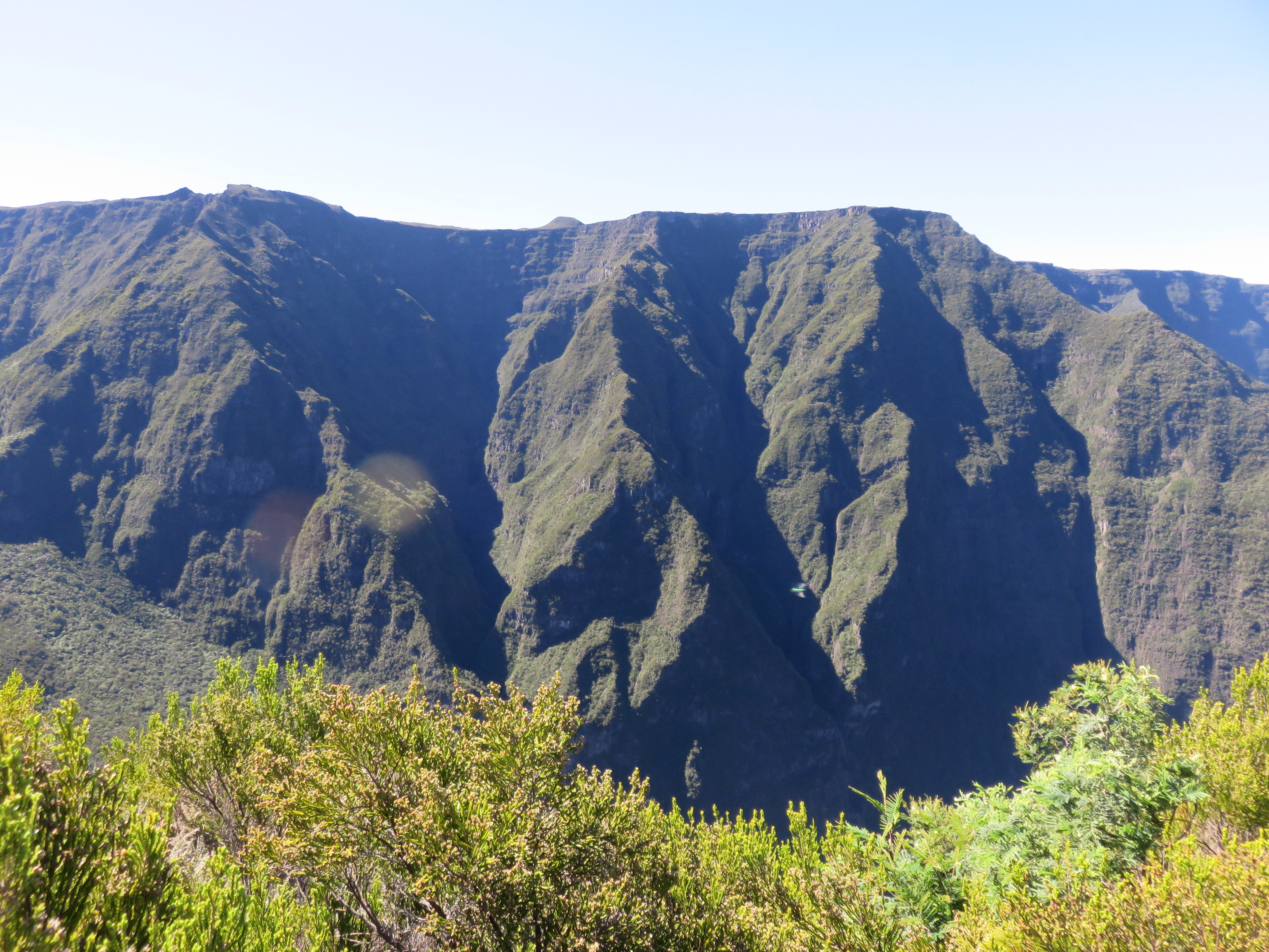 6 Apercu du cratere Commerson a gauche, du Piton Lacroix au centre, au-dessus du rempart.jpg
