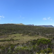 21 Au loin, au centre, le cratere Commerson.jpg