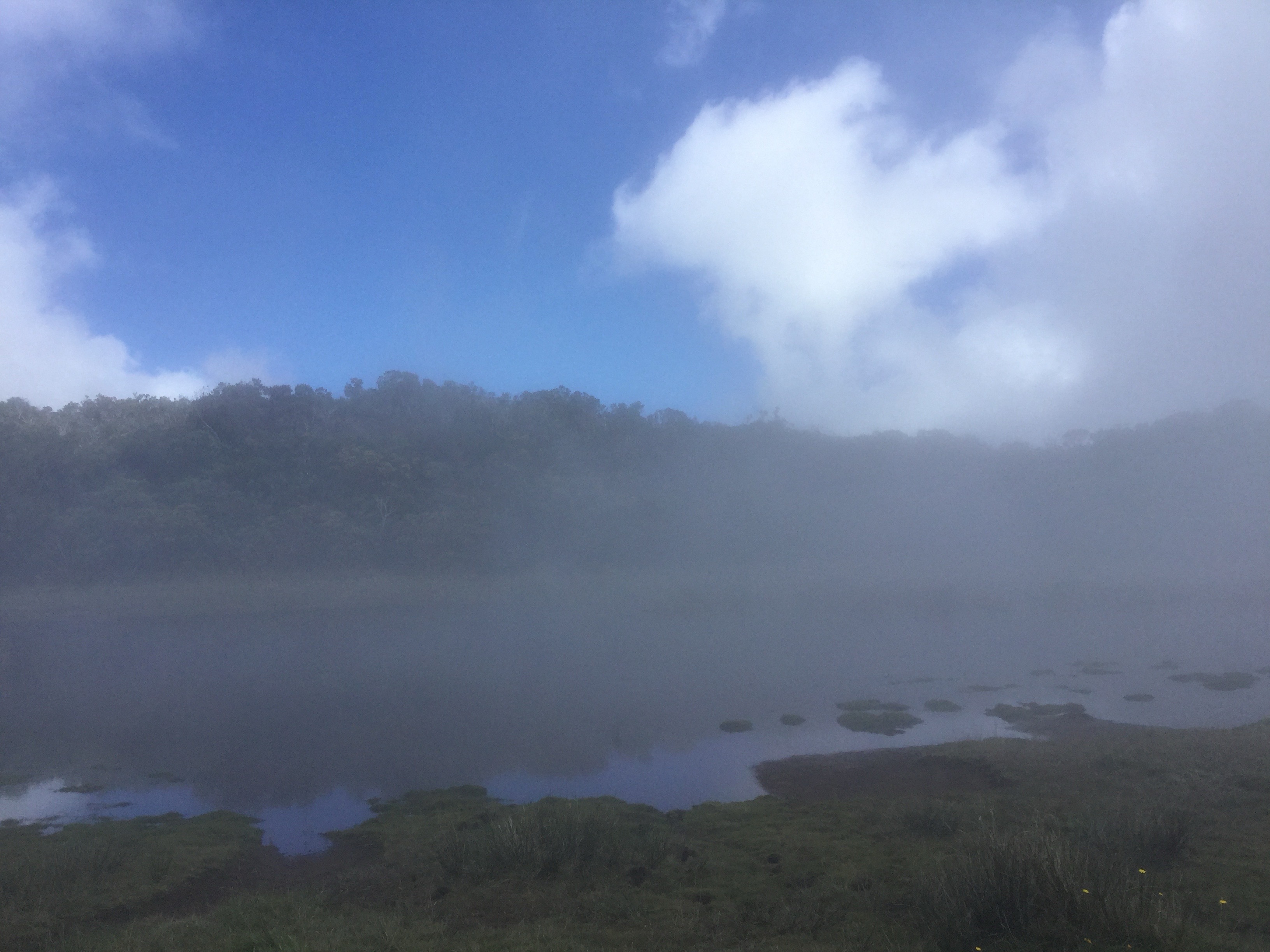 31 Nuage fugace sur le plan d'eau du Piton Argamasse.jpg