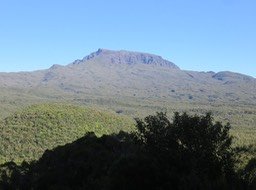 2 Le PiTon des Neiges vu du Col de Bébour
