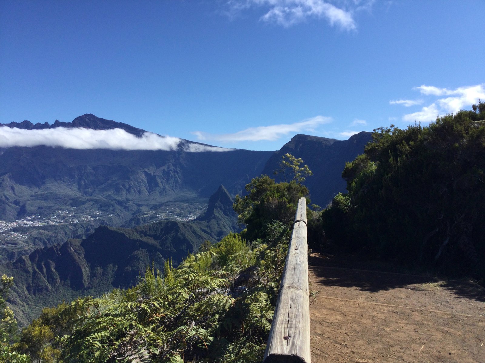 14. Belvedere a l'arrivee du sentier de Bayonne - Le Piton des Neiges.png