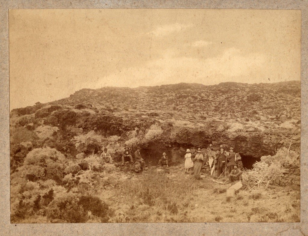 Caverne_des_Lataniers-Photographie_H_Georgi_1880_1890_.jpg