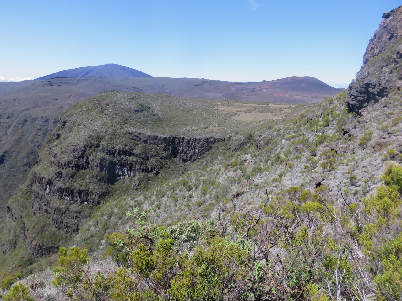 6. Aux abords de l'Oratoire , le Volcan, le Chisny, le Rempart des Basaltes.jpeg