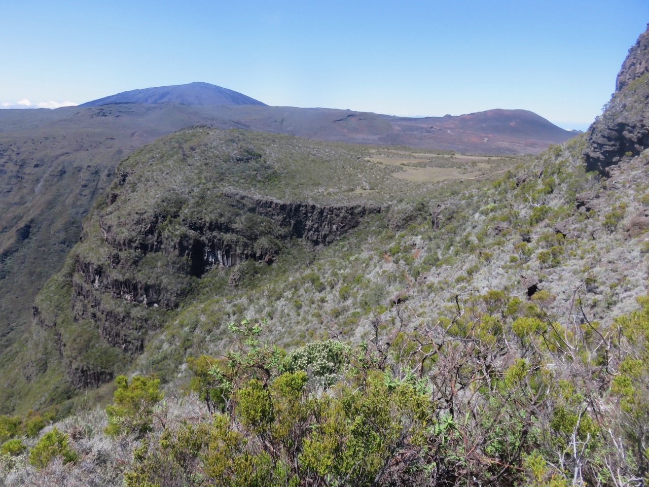 7. Depuis l'Oratoire, vue sur le Volcan et le Piton Chisny.jpeg