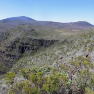 7. Depuis l'Oratoire, vue sur le Volcan et le Piton Chisny.jpeg