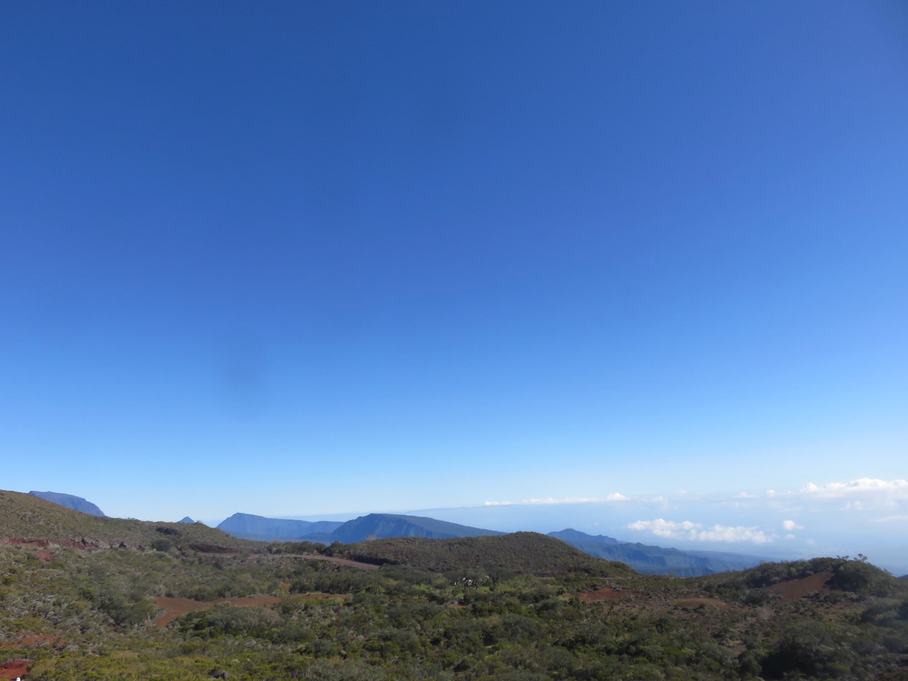 8. De droite à gauche, en partant du centre, le Mazerin, la Roche Écrite, le Cimendef, le Piton de Neiges.jpeg