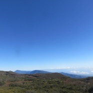 8. De droite à gauche, en partant du centre, le Mazerin, la Roche Écrite, le Cimendef, le Piton de Neiges.jpeg