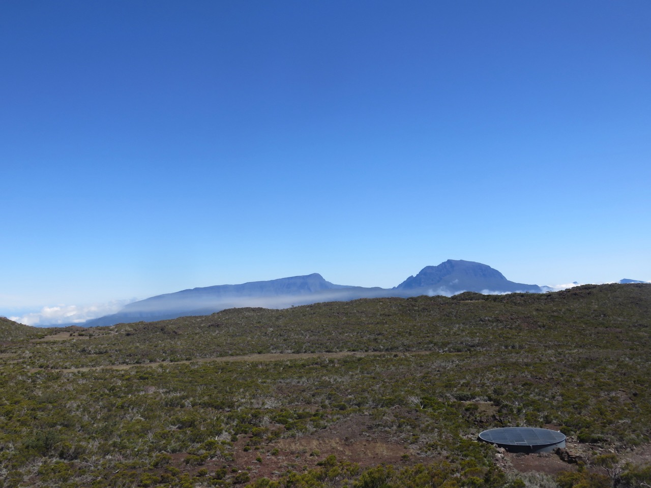 13. Végétation éricoïde , retenue ??? SDIS, le Grand Bénare et le Piton des Neiges.jpeg