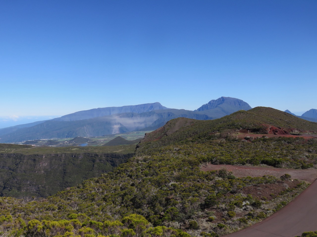 16.Aux abords de Bois Ozoux, vue sur le nuage de l'éboulement de Grand Bassin.jpeg