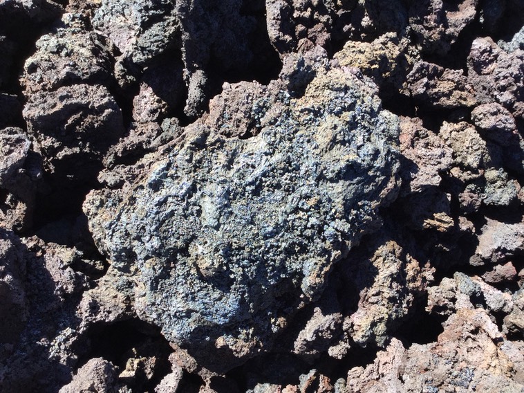 37  Pâle évocation de mille reflets sur la lave jeune