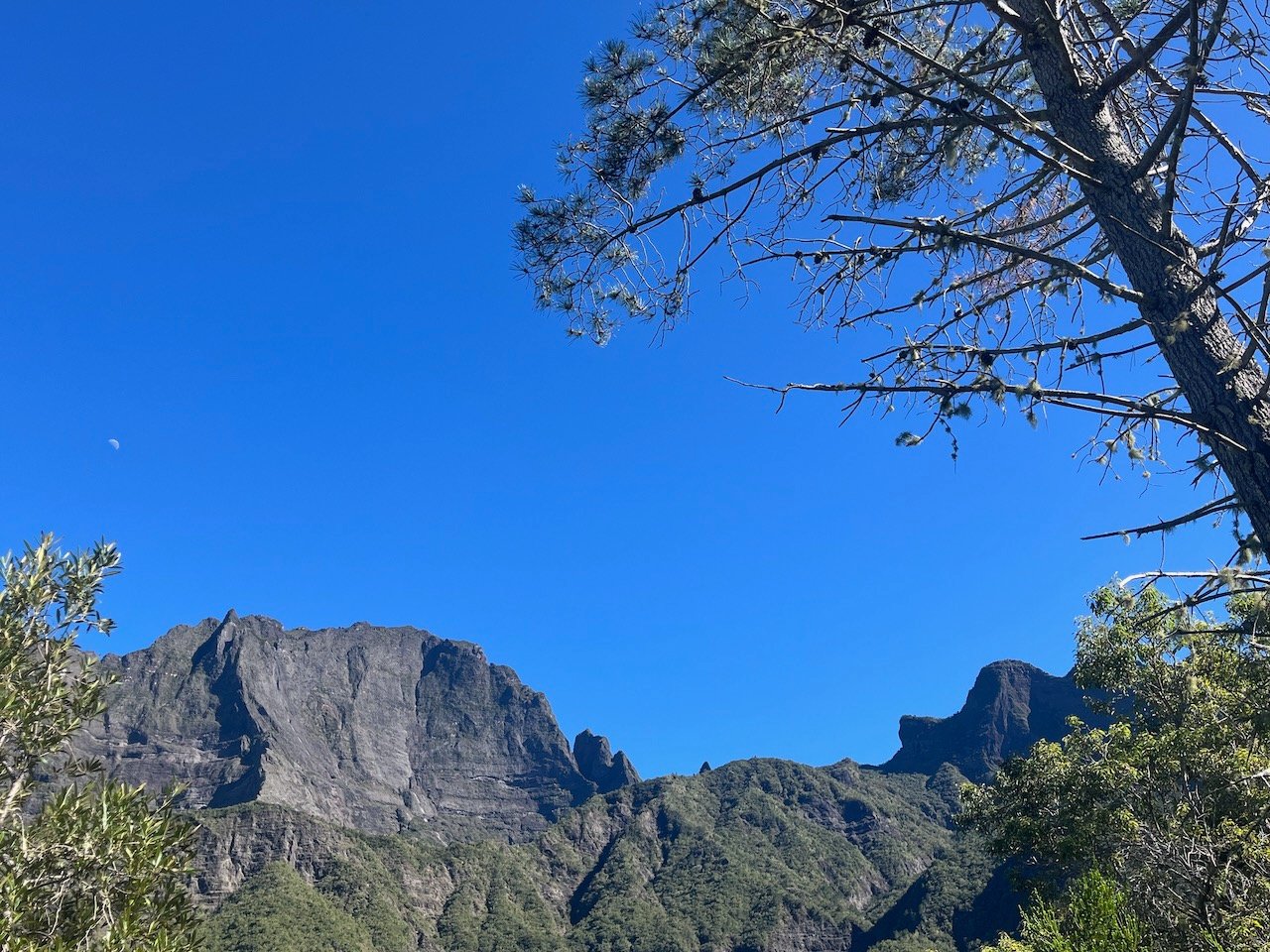 11. La lune encore hature au-dessus du massif du Grand Bénare. Derrière Pluto, le Cirque de Mafate