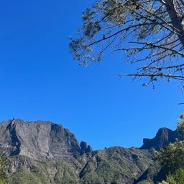 11. La lune encore hature au-dessus du massif du Grand Bénare. Derrière Pluto, le Cirque de Mafate