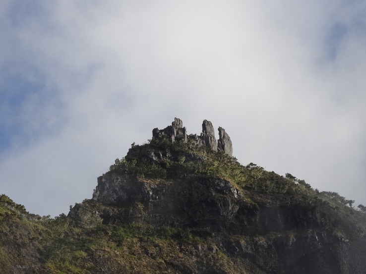Zoom_sur_les_Trois_Slazes_depuis_le_plateau_du_Kelval