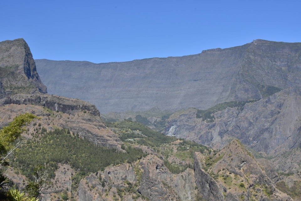 7 - Le Maido (a droite), le Piton Carre, Piton Calumets (a gauche) depuis Bord Bazar.jpg