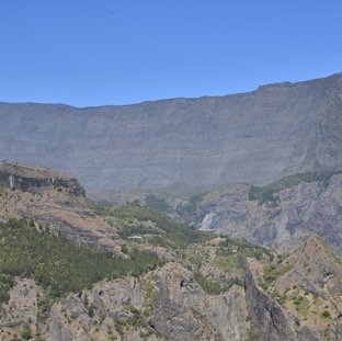 7 - Le Maido (a droite), le Piton Carre, Piton Calumets (a gauche) depuis Bord Bazar.jpg