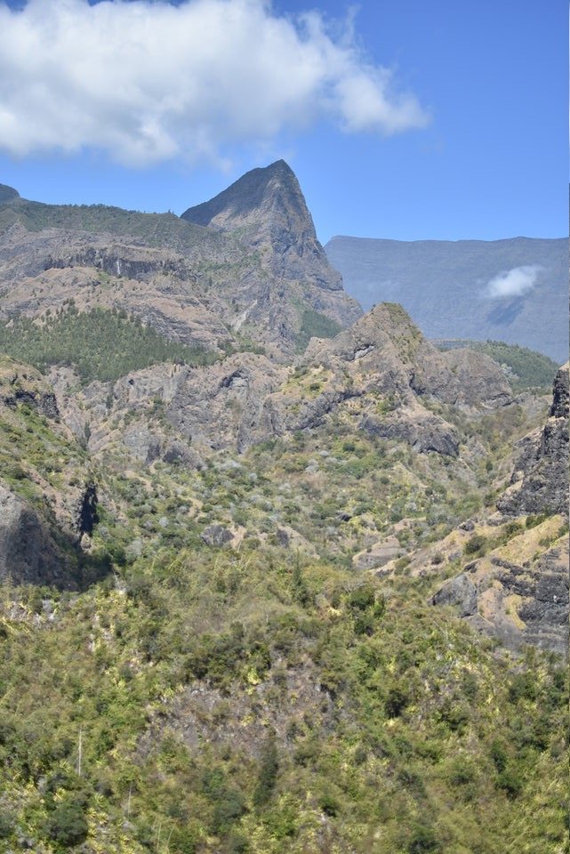 8 - Piton Calumets, au loin Grand Benare depuis la descente de Bord Bazar.jpg