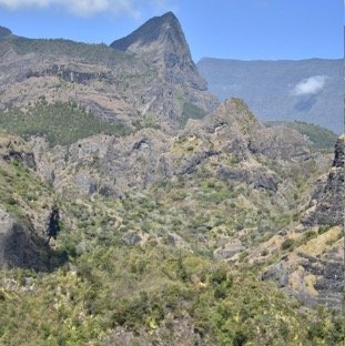 8 - Piton Calumets, au loin Grand Benare depuis la descente de Bord Bazar.jpg
