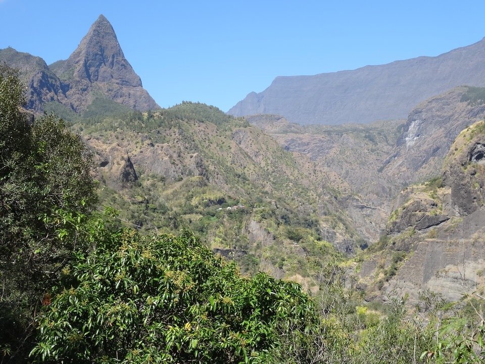 13 - Au loin Cayenne, Piton Calumets, Grand Benare.jpg