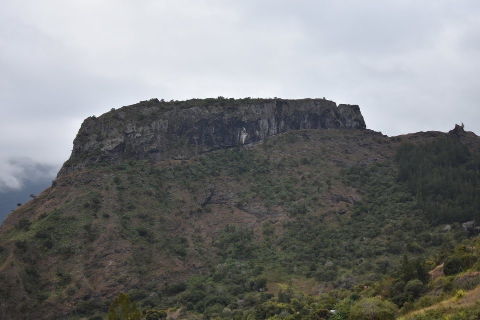 17 - Le Piton Carre depuis le gite Piton Calumets.jpg