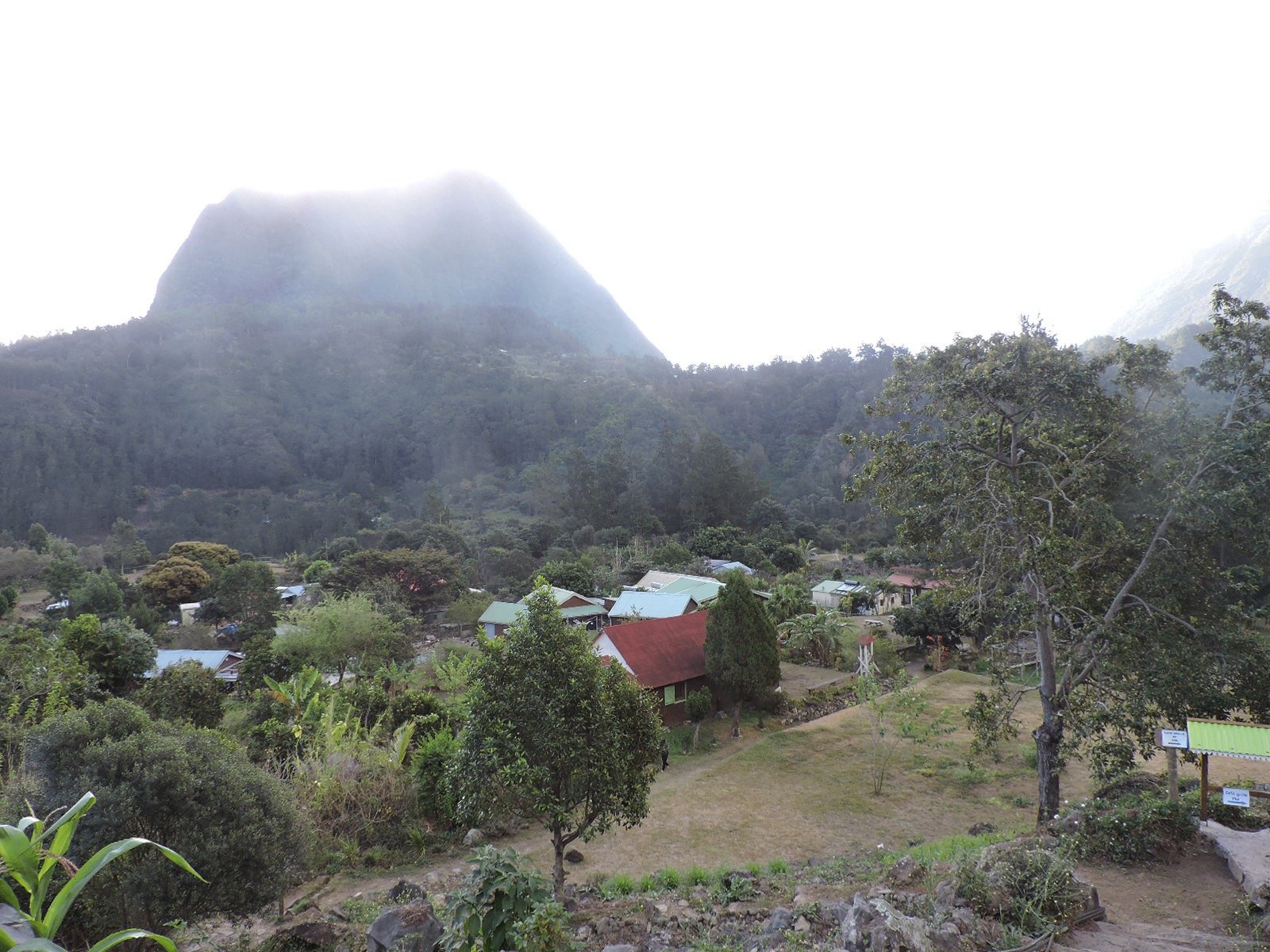 80 Ilet a Malheur, au fond piton Cabris .JPG