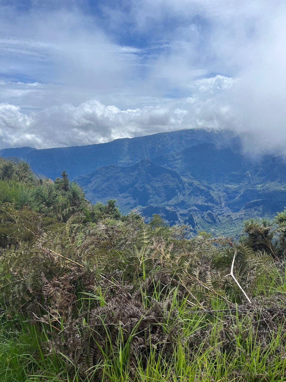 4. Sous les nuages le rempart de la Plaine d'Affouches, puis dessous la Crête de la Marianne, bien visible, au centre  la Crête d'Aurère.jpeg