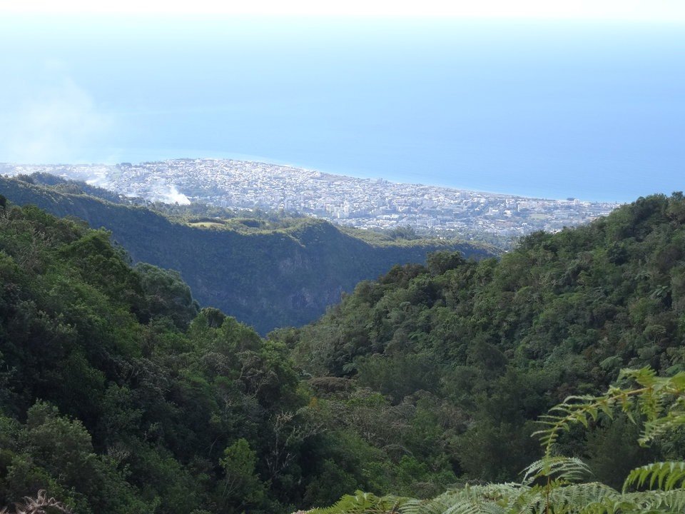 Maison en feu à La Source