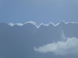 Cimes du cirque de Cilaos brodées d'un liseré blanc