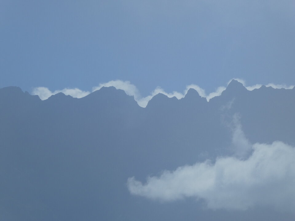 Cimes du cirque de Cilaos brodées d'un liseré blanc