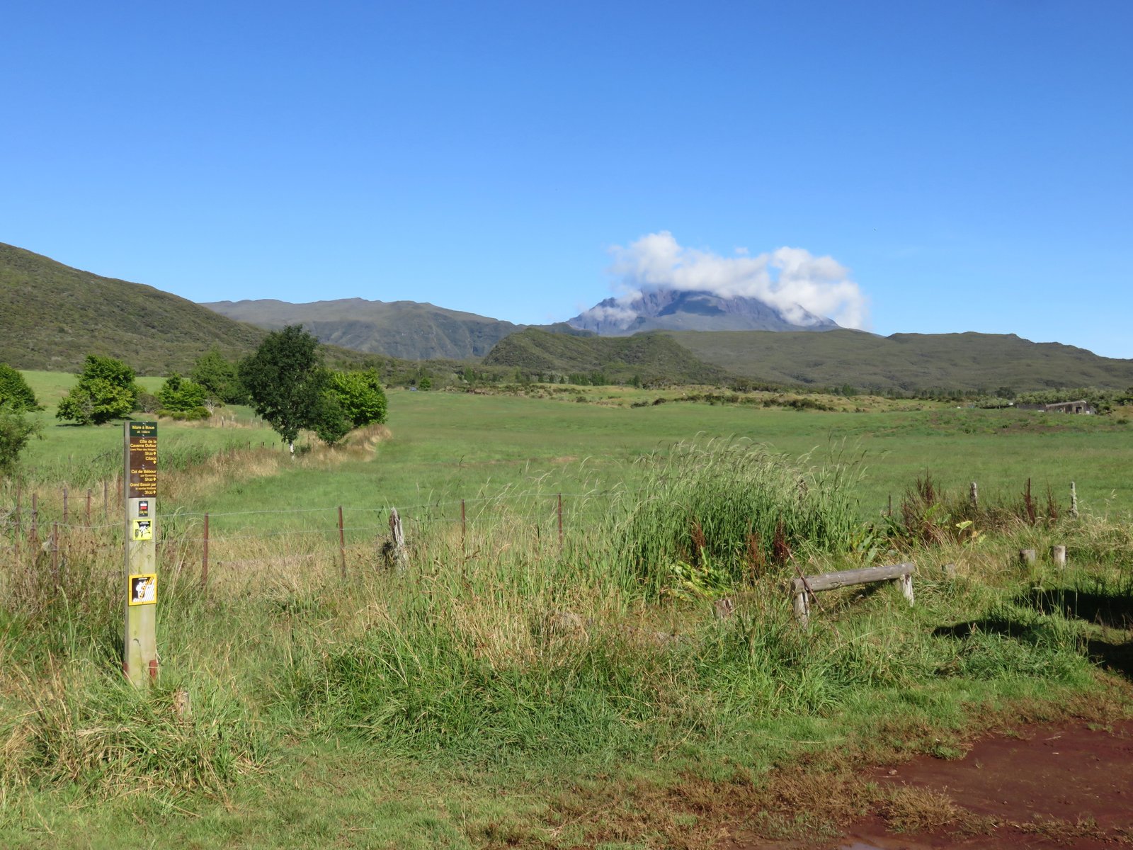 1 Depart du sentier - sous le Piton des Neiges ennuage, le Piton Tortue.jpg