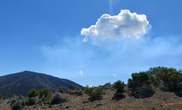 1. Nuage au-dessu du cratère  et du panache des gaz de l'éruption