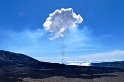 Piton de la Fournaise .panache au dessus de la bouche éruptive .P1024238