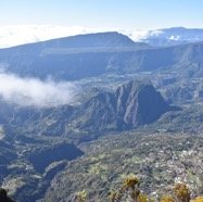 Grand Ilet, Mare a Martin, Piton d'Anchaind, levolcan au loin depuis la Roche Ecrite.jpg