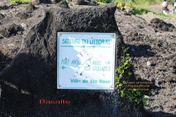 Départ du sentier littoral Piton Sainte Rose