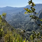 16. Les deux pitons du Peter Both (voir carte) au centre et la route de Cilaos.jpeg