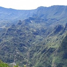 Depuis_la_crete_vue_sur_Le_Pavillon_l_ilet_haute_Cilaos-20250923_120112.jpg