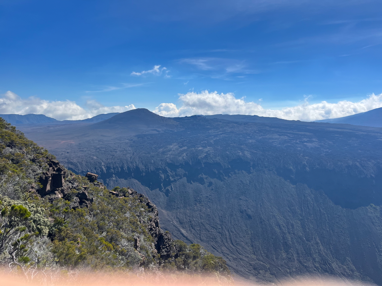10. Remarquer à flanc de rempart le sentier qui descend vers Grand Pays et la Chappelle de Cap Blanc. Voir diapo suivante.