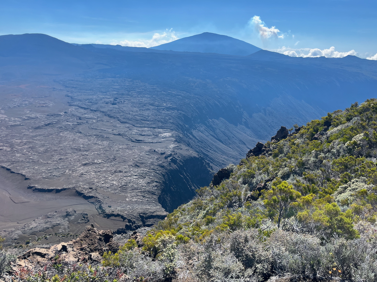 8.Remarquer les gaz de l'érption sur le Volcan.