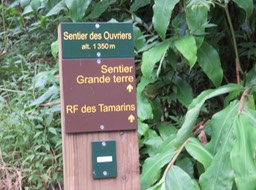 Panneau d'entrée du sentier dans sa partie haute