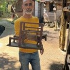 5. Miniature de l'appareil à ferrer les b&oelig;ufs tenu par Christophe.jpeg